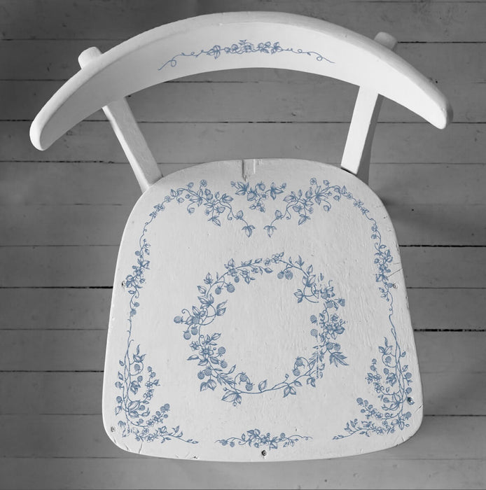 IOD Decor Stempel Brambles & Berries hier auf einem Stuhl, erhältlich bei Countryside Colours 