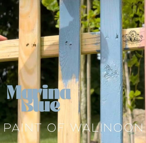 Zaun wird mit Marina Blue Outdoor Farbe von Paint of Walinoon gestrichen 