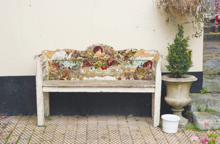 IOD Decor Transfer Floral Anthology erhältlich bei Countryside Colours hier auf einer alten weißen Bank im Shabby Look