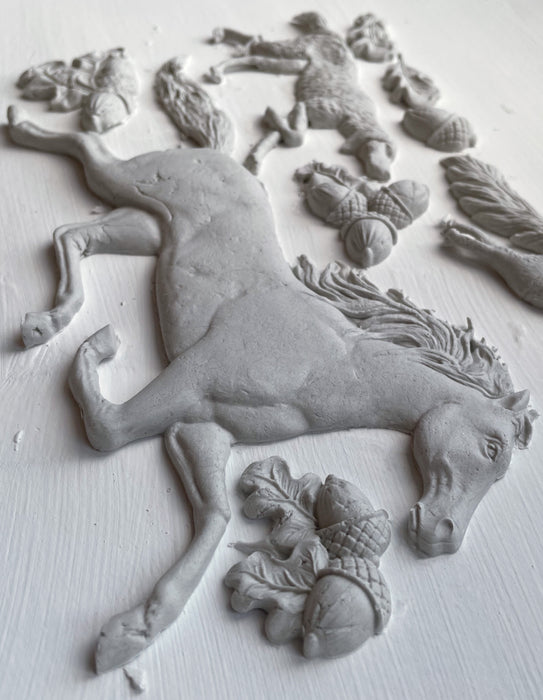 IOD Decor Mould Horse and Hound erhältlich bei Countryside Colours, hier die Abformungen mit Air Dry Clay