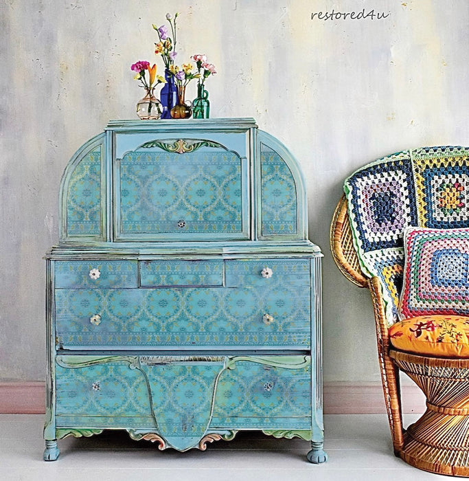 IOD Decor Paint Inlay Morocco auf einer kleinen Kommode 