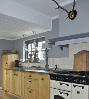 Blue Grey in Wandfarbenqualität gestrichene Küchenwände - Kreidefarbe von Painting The Past - erhältlich bei Countryside Colours